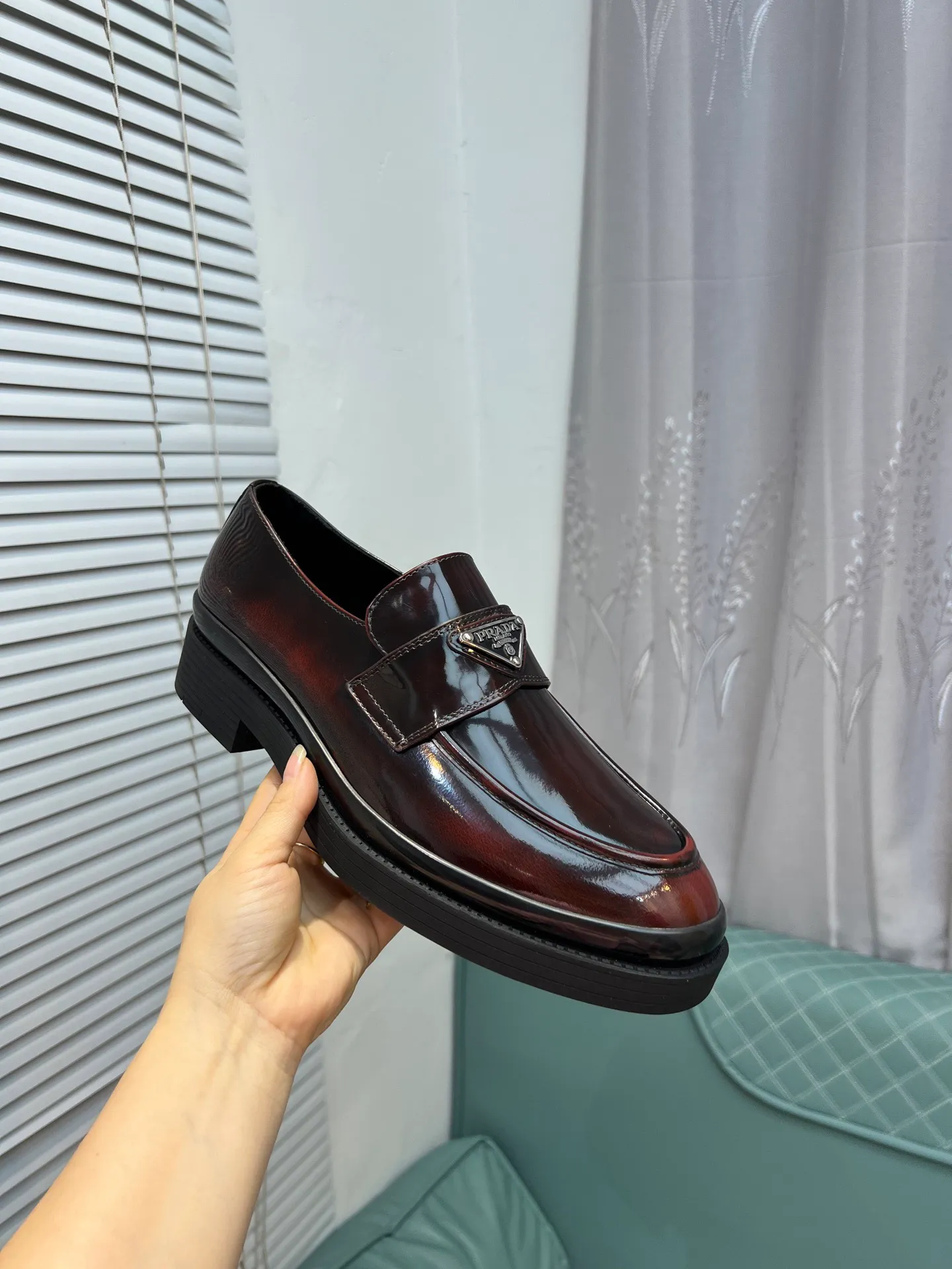 Men's clothing and shoes 💰860 Prada/Prada's new glossy leather loafers are made of open-edge beaded uppers imported from Italy, slip-on loafers style, large piece splicing design, durable and non-deforming, heavy-duty construction, exquisite mark stitching, same material ribbon decoration, blending classic and modern styles, lining with dyed calfskin, standard PRADA logo cowhide feet, original ultra-light matte texture and embossed leather outsole, light and not tired, excellent shock absorption effect, full foot comfort! Size: 39-44 (customized at 38.45)
